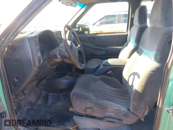 2002 Chevrolet S-10 LS with VIN 1GCDT19W228228916, listed as a IAAI auction lot 40902812 with 247,233 mi miles. Bid and sale history available at carsss.com. Image 5.