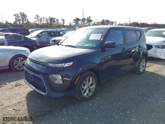 2022 Kia Soul LX with VIN KNDJ23AU0N7163473, listed as a IAAI auction lot 40776662 with 56,477 mi miles. Bid and sale history available at carsss.com. Image 20.