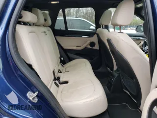 2021 BMW X1 xDrive28i z VIN WBXJG9C06M5T81056, wystawiony jako Copart lot #48388235 z przebiegiem 64 863 mil mil oraz Szkoda całkowita • Salvage title. Historia ofert i sprzedaży dostępna na DreamBid. Obrazek 11.
