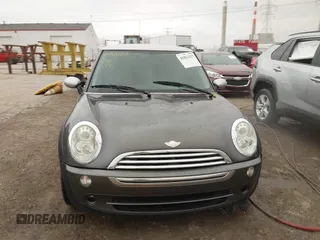 2006 MINI Hardtop z VIN WMWRC33506TK71183, wystawiony jako IAAI lot #41821227 z przebiegiem 87 958 mil mil oraz . Historia ofert i sprzedaży dostępna na DreamBid. Obrazek 12.
