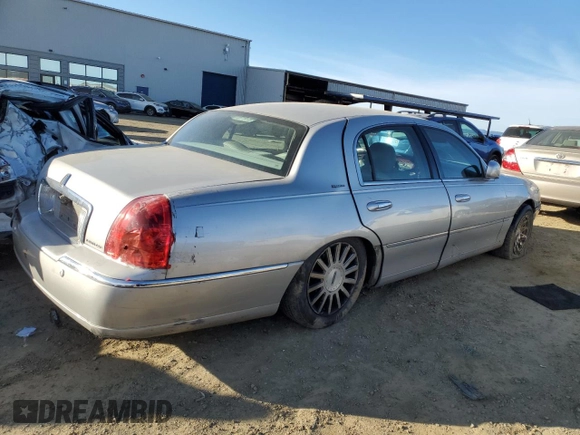 2003 Lincoln Town Car Signature z VIN 1LNHM82W73Y612608, wystawiony jako Copart lot #88304985 z przebiegiem Nie podano mil oraz Nie do naprawy • Non repairable. Historia ofert i sprzedaży dostępna na DreamBid. Obrazek 3.