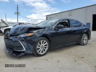 2023 Toyota Camry LE z VIN 4T1C11AK8PU765973, wystawiony jako Copart lot #55023185 z przebiegiem 56 568 mil mil oraz Szkoda całkowita • Salvage title. Historia ofert i sprzedaży dostępna na DreamBid. Obrazek 1.