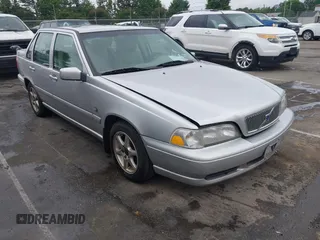 2000 Volvo S70 z VIN YV1LS56D6Y2639248, wystawiony jako IAAI lot #42367034 z przebiegiem 112 571 mil mil oraz . Historia ofert i sprzedaży dostępna na DreamBid. Obrazek 1.
