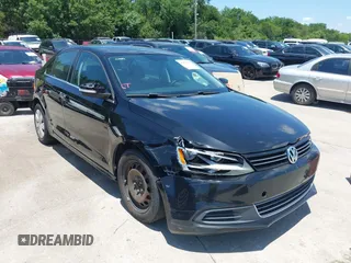 2013 Volkswagen Jetta SE z VIN 3VWDX7AJ8DM256805, wystawiony jako IAAI lot #42457900 z przebiegiem 236 442 mil mil oraz . Historia ofert i sprzedaży dostępna na DreamBid. Obrazek 6.
