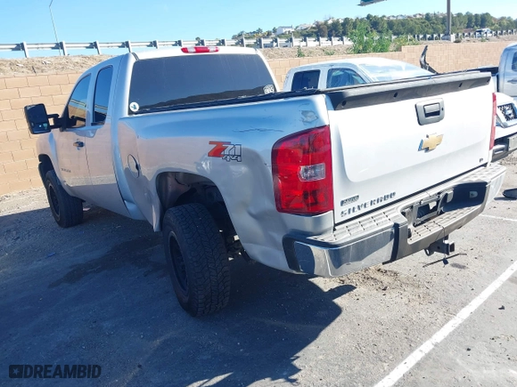 2010 Chevrolet Silverado 1500 LT with VIN 1GCSKSE35AZ261428, listed as a IAAI auction lot 41643928 with 136,282 mi miles. Bid and sale history available at carsss.com. Image 3.