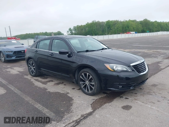 2014 Chrysler 200 Touring z VIN 1C3CCBBB6EN112119, wystawiony jako IAAI lot #42152165 z przebiegiem 145 681 mil mil oraz . Historia ofert i sprzedaży dostępna na DreamBid. Obrazek 1.