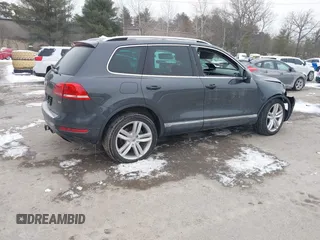 2012 Volkswagen Touareg Sport z VIN WVGEF9BP4CD008517, wystawiony jako IAAI lot #41386971 z przebiegiem 179 306 mil mil oraz . Historia ofert i sprzedaży dostępna na DreamBid. Obrazek 4.