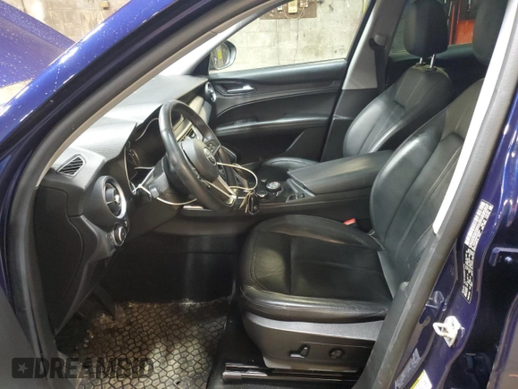 2018 Alfa Romeo Stelvio z VIN ZASFAKAN0J7C04021, wystawiony jako Copart lot #53308355 z przebiegiem 58 192 mil mil oraz Szkoda całkowita • Salvage title. Historia ofert i sprzedaży dostępna na DreamBid. Obrazek 7.