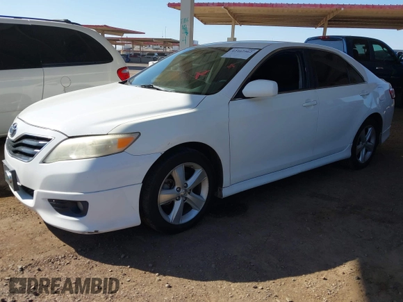 2011 Toyota Camry LE z VIN 4T1BF3EK7BU621018, wystawiony jako IAAI lot #42462962 z przebiegiem 286 932 mil mil oraz . Historia ofert i sprzedaży dostępna na DreamBid. Obrazek 2.