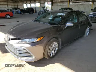 2024 Toyota Camry LE z VIN 4T1C11AK4RU885966, wystawiony jako Copart lot #54765365 z przebiegiem 36 828 mil mil oraz Szkoda całkowita • Salvage title. Historia ofert i sprzedaży dostępna na DreamBid. Obrazek 1.
