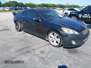 2010 Hyundai Genesis Coupe Grand Touring z VIN KMHHU6KH8AU019043, wystawiony jako IAAI lot #41445932 z przebiegiem 152 114 mil mil oraz . Historia ofert i sprzedaży dostępna na DreamBid. Obrazek 1.