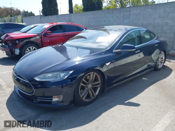 2013 Tesla Model S with VIN 5YJSA1CNXDFP06077, listed as a IAAI auction lot 41958105 with 84,773 mi miles. Bid and sale history available at carsss.com. Image 2.