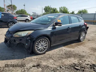 2014 Ford Focus Titanium z VIN 1FADP3N23EL204179, wystawiony jako Copart lot #62115535 z przebiegiem Nie podano mil oraz Szkoda całkowita • Salvage title. Historia ofert i sprzedaży dostępna na DreamBid. Obrazek 1.