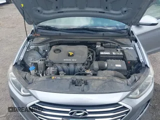 2017 Hyundai Elantra SE z VIN 5NPD74LF1HH105861, wystawiony jako IAAI lot #42120757 z przebiegiem 91 818 mil mil oraz . Historia ofert i sprzedaży dostępna na DreamBid. Obrazek 10.