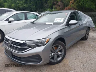 2024 Volkswagen Jetta SE z VIN 3VWEM7BU9RM083387, wystawiony jako IAAI lot #42431499 z przebiegiem 32 476 mil mil oraz . Historia ofert i sprzedaży dostępna na DreamBid. Obrazek 2.