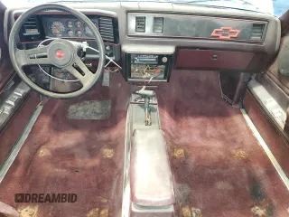 1988 Chevrolet Monte Carlo z VIN 1G1GZ11G3JP115201, wystawiony jako Copart lot #75502454 z przebiegiem 71 006 mil mil oraz Szkody całkowita. Historia ofert i sprzedaży dostępna na DreamBid. Obrazek 8.