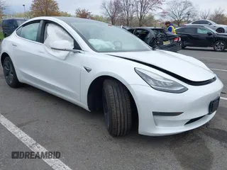 2020 Tesla Model 3 Standard Range Plus z VIN 5YJ3E1EA3LF590450, wystawiony jako IAAI lot #42026296 z przebiegiem 68 242 mil mil oraz . Historia ofert i sprzedaży dostępna na DreamBid. Obrazek 1.