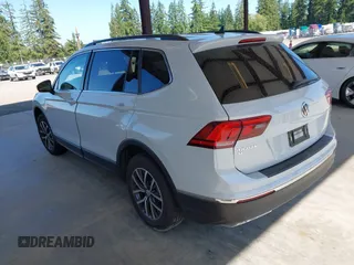 2018 Volkswagen Tiguan SEL z VIN 3VV2B7AX0JM197274, wystawiony jako IAAI lot #42392421 z przebiegiem 45 453 mil mil oraz . Historia ofert i sprzedaży dostępna na DreamBid. Obrazek 3.