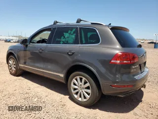 2012 Volkswagen Touareg Sport z VIN WVGFK9BPXCD003600, wystawiony jako Copart lot #61783705 z przebiegiem 171 598 mil mil oraz Czysty tytuł • Clean title. Historia ofert i sprzedaży dostępna na DreamBid. Obrazek 2.