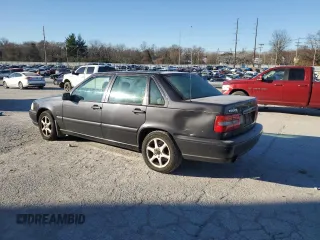 1998 Volvo S70 z VIN YV1LS553XW3480105, wystawiony jako Copart lot #83552564 z przebiegiem 200 181 mil mil oraz Nie do naprawy. Historia ofert i sprzedaży dostępna na DreamBid. Obrazek 2.