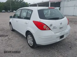 2010 Nissan Versa S z VIN 3N1BC1CP4AL356408, wystawiony jako IAAI lot #42334043 z przebiegiem 92 161 mil mil oraz . Historia ofert i sprzedaży dostępna na DreamBid. Obrazek 3.
