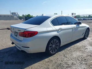 2018 BMW 5 Series 540i xDrive z VIN WBAJE7C59JG892017, wystawiony jako IAAI lot #42556936 z przebiegiem 55 170 mil mil oraz . Historia ofert i sprzedaży dostępna na DreamBid. Obrazek 4.
