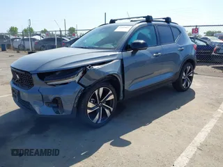 2023 Volvo XC40 Ultimate Dark Theme z VIN YV4L12UX9P2060819, wystawiony jako IAAI lot #42101069 z przebiegiem 24 171 mil mil oraz . Historia ofert i sprzedaży dostępna na DreamBid. Obrazek 17.