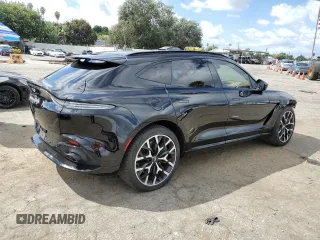 2021 Aston Martin DBX z VIN SCFVUJAW7MTV03341, wystawiony jako Copart lot #71015804 z przebiegiem 12 324 mil mil oraz Szkody całkowita. Historia ofert i sprzedaży dostępna na DreamBid. Obrazek 3.