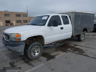 2001 GMC Sierra 2500HD SLT with VIN 1GTHK29UX1E308697, listed as a IAAI auction lot 41681476 with 272,612 mi miles. Bid and sale history available at carsss.com. Image 17.