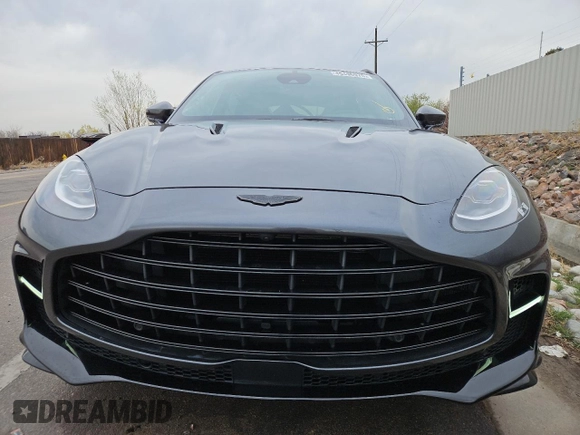 2023 Aston Martin DBX 707 z VIN SD7VUJBW8PTV08579, wystawiony jako Copart lot #45496975 z przebiegiem 10 769 mil mil oraz Szkody całkowita. Historia ofert i sprzedaży dostępna na DreamBid. Obrazek 5.
