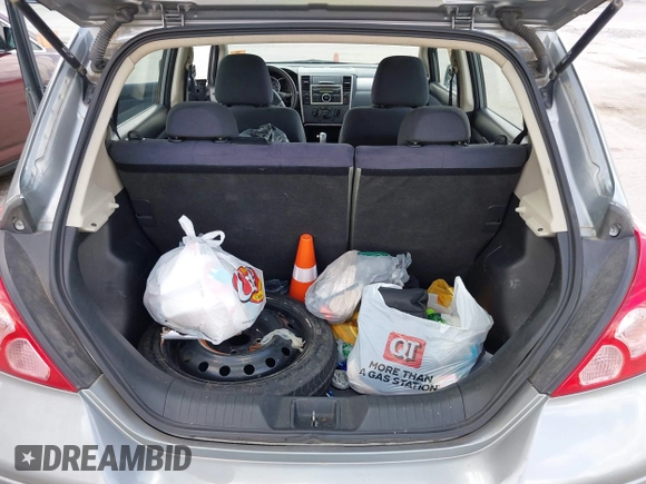2009 Nissan Versa S z VIN 3N1BC13E79L500110, wystawiony jako IAAI lot #42128174 z przebiegiem 129 742 mil mil oraz . Historia ofert i sprzedaży dostępna na DreamBid. Obrazek 12.
