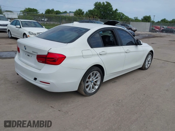 2017 BMW 3 Series 320i z VIN WBA8E1G51HNU12483, wystawiony jako IAAI lot #42339324 z przebiegiem Nie podano mil oraz . Historia ofert i sprzedaży dostępna na DreamBid. Obrazek 4.