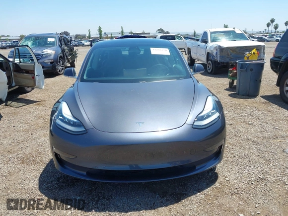 2018 Tesla Model 3 Long Range Battery z VIN 5YJ3E1EB8JF105886, wystawiony jako IAAI lot #42268190 z przebiegiem 80 917 mil mil oraz . Historia ofert i sprzedaży dostępna na DreamBid. Obrazek 13.