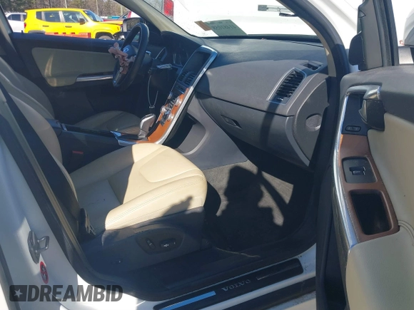 2017 Volvo XC60 Inscription with VIN YV440MDU1H2036136, listed as a IAAI auction lot 41481058 with 1 mi miles. Bid and sale history available at carsss.com. Image 5.