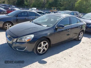 2013 Volvo S60 T5 Premier z VIN YV1612FSXD2176182, wystawiony jako IAAI lot #42238470 z przebiegiem 128 084 mil mil oraz . Historia ofert i sprzedaży dostępna na DreamBid. Obrazek 2.