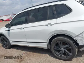2024 Volkswagen Tiguan SE R-Line Black z VIN 3VVCB7AX5RM053896, wystawiony jako IAAI lot #41883670 z przebiegiem 11 239 mil mil oraz . Historia ofert i sprzedaży dostępna na DreamBid. Obrazek 15.