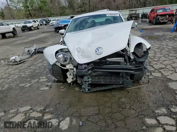 2014 Volkswagen Beetle 1.8T z VIN 3VWJ17AT1EM665073, wystawiony jako Copart lot #47805405 z przebiegiem 92 303 mil mil oraz Szkoda całkowita • Salvage title. Historia ofert i sprzedaży dostępna na DreamBid. Obrazek 10.