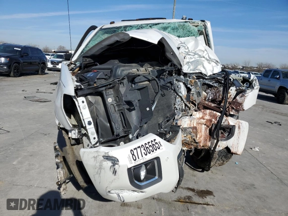 2018 GMC Sierra 2500HD Denali z VIN 1GT12UEYXJF225397, wystawiony jako Copart lot #87736565 z przebiegiem Nie podano mil oraz Nie do naprawy • Non repairable. Historia ofert i sprzedaży dostępna na DreamBid. Obrazek 5.