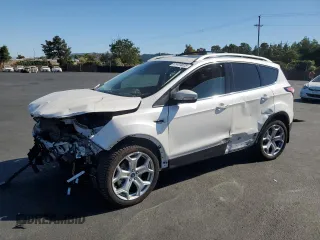 2018 Ford Escape Titanium z VIN 1FMCU9J90JUD44677, wystawiony jako Copart lot #61404825 z przebiegiem 65 529 mil mil oraz Szkoda całkowita • Salvage title. Historia ofert i sprzedaży dostępna na DreamBid. Obrazek 1.