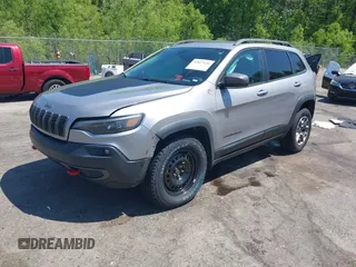 2020 Jeep Cherokee Trailhawk z VIN 1C4PJMBX1LD590087, wystawiony jako IAAI lot #42027620 z przebiegiem 91 033 mil mil oraz . Historia ofert i sprzedaży dostępna na DreamBid. Obrazek 18.