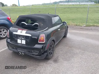 2010 MINI Convertible S z VIN WMWMS3C51ATY51760, wystawiony jako IAAI lot #42419015 z przebiegiem 86 437 mil mil oraz . Historia ofert i sprzedaży dostępna na DreamBid. Obrazek 4.