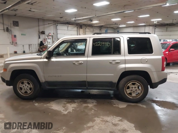 2011 Jeep Patriot Latitude z VIN 1J4NF1GB9BD266334, wystawiony jako IAAI lot #42209910 z przebiegiem 98 442 mil mil oraz . Historia ofert i sprzedaży dostępna na DreamBid. Obrazek 12.