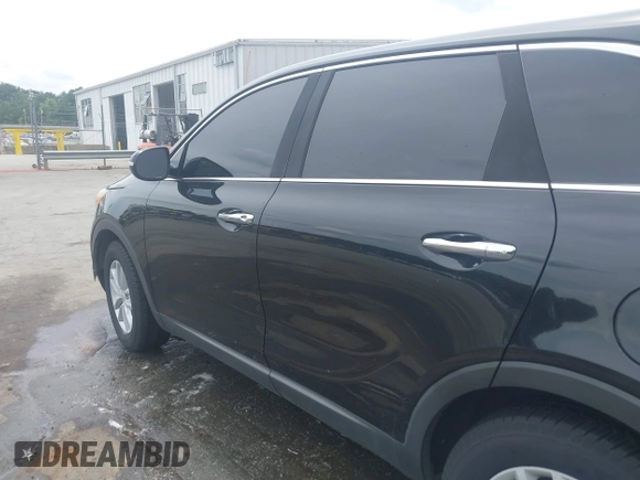 2017 Kia Sorento LX z VIN 5XYPG4A32HG265440, wystawiony jako IAAI lot #42480509 z przebiegiem 196 713 mil mil oraz . Historia ofert i sprzedaży dostępna na DreamBid. Obrazek 14.