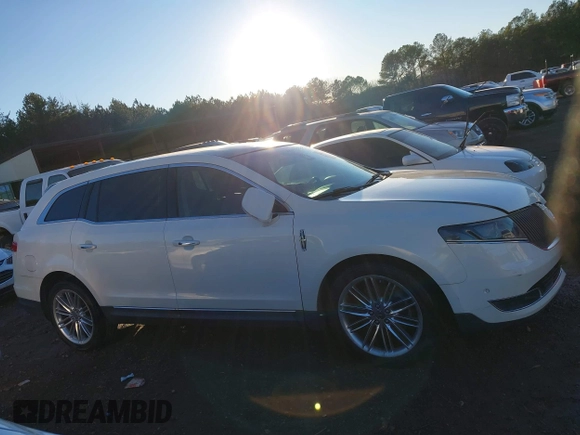 2014 Lincoln MKT EcoBoost z VIN 2LMHJ5AT4EBL52249, wystawiony jako IAAI lot #41347712 z przebiegiem 110 370 mil mil oraz . Historia ofert i sprzedaży dostępna na DreamBid. Obrazek 13.