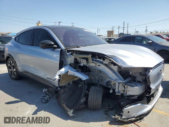 2022 Ford Mustang Mach-E Premium z VIN 3FMTK3R70NMA26901, wystawiony jako Copart lot #58850845 z przebiegiem 24 837 mil mil oraz Szkoda całkowita • Salvage title. Historia ofert i sprzedaży dostępna na DreamBid. Obrazek 4.