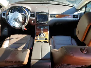 2012 Volkswagen Touareg Lux с VIN WVGEK9BP1CD008132, выставлен на аукционе Copart как лот 49501765 с пробегом 156 594 миль миль и Списание • Salvage title. История ставок и продаж доступна на DreamBid. Изображение 8.