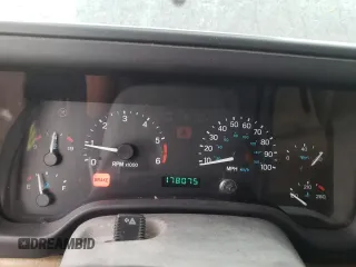 2000 Jeep Wrangler Sahara z VIN 1J4FA59S2YP714136, wystawiony jako Copart lot #57635845 z przebiegiem 178 075 mil mil oraz Czysty tytuł • Clean title. Historia ofert i sprzedaży dostępna na DreamBid. Obrazek 9.