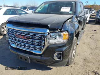 2021 GMC Canyon 4WD Denali z VIN 1GTG6EEN9M1240596, wystawiony jako IAAI lot #40760124 z przebiegiem 52 985 mil mil oraz . Historia ofert i sprzedaży dostępna na DreamBid. Obrazek 6.