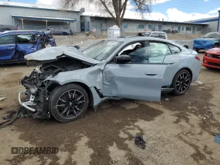 2022 BMW 4 Series M440i xDrive z VIN WBA13AW0XNFM27700, wystawiony jako Copart lot #48406425 z przebiegiem Nie podano mil oraz Szkoda całkowita • Salvage title. Historia ofert i sprzedaży dostępna na DreamBid. Obrazek 1.