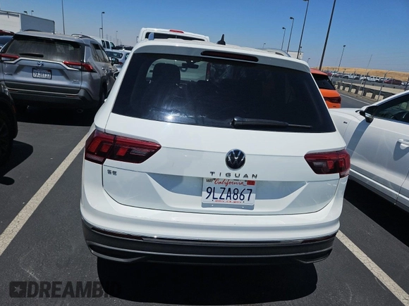 2024 Volkswagen Tiguan SE z VIN 3VV3B7AX3RM105123, wystawiony jako IAAI lot #42796460 z przebiegiem 36 543 mil mil oraz . Historia ofert i sprzedaży dostępna na DreamBid. Obrazek 51.